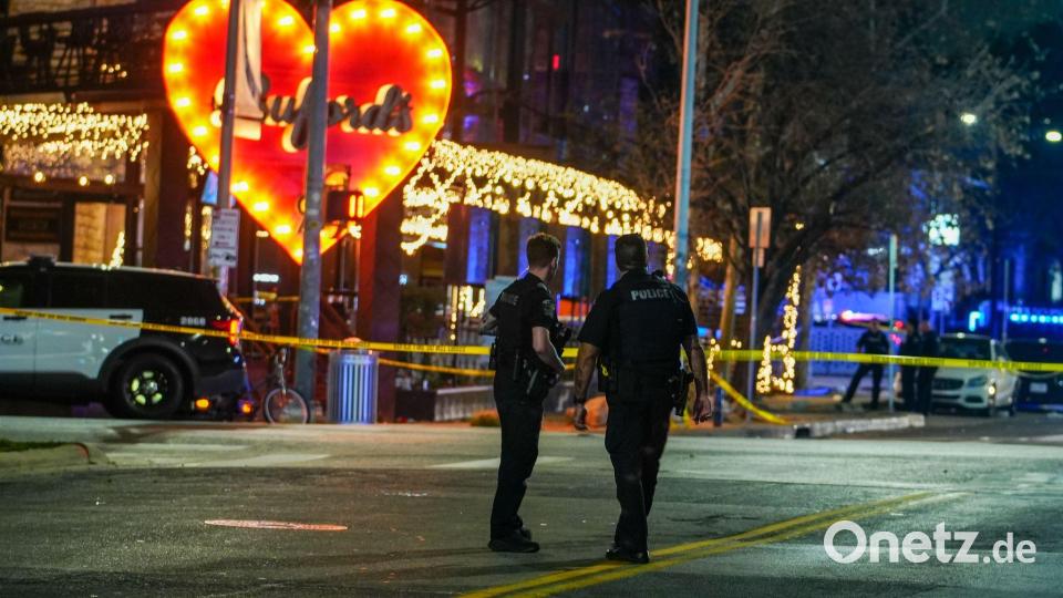Polizeibeamte bewachen den Tatort nach Schüssen in einer Bar im texanischen Austin. Bild: Ricardo B. Brazziell/Austin American-Statesman/AP/dpa