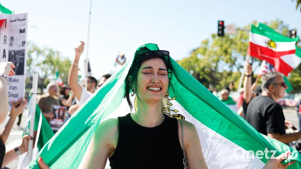 Eine Demonstrantin weint während eines Marsches. Bild: Caroline Brehman/AP/dpa