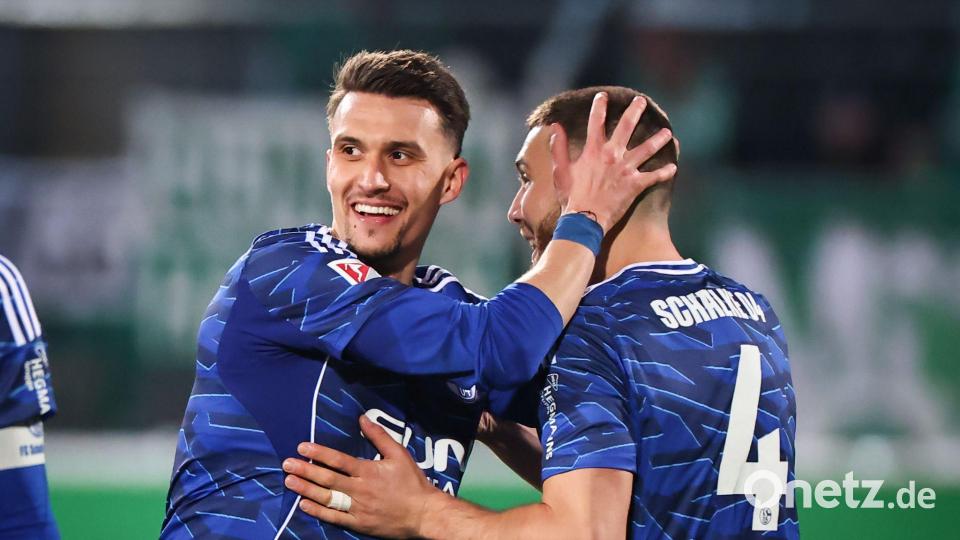 Dejan Ljubicic (l) traf spektakulär zum Ausgleich. Bild: Daniel Karmann/dpa