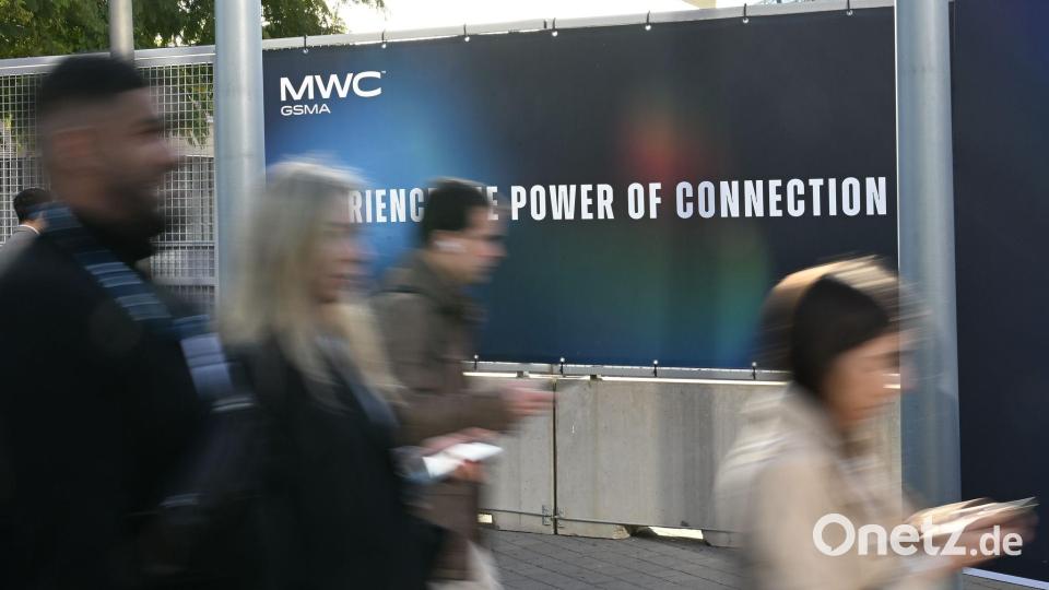 Besucher auf dem Weg zum MWC 2025 - auch dieses Jahr werden Menschenmassen in die Hallen strömen. Bild: Wolf von Dewitz/dpa