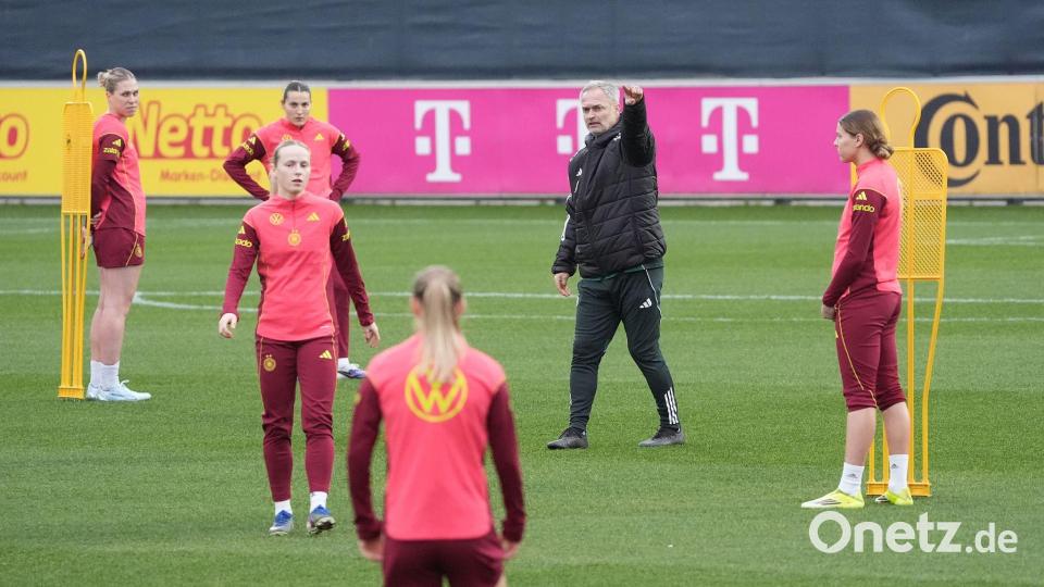 Bundestrainer Christian Wück (im Hintergrund) hat viel Zeit für die DFB-Auswahl. (Archivbild) Bild: Marc Schüler/dpa