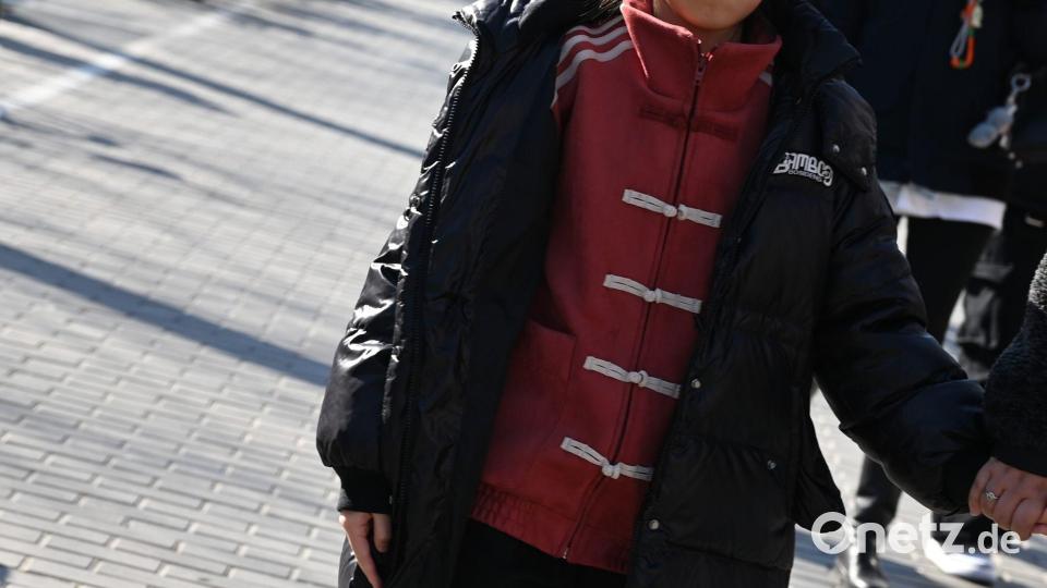 Eine Sportjacke im Tang-Dynastie-Look ist ein wichtiger Teil des Trends. Bild: Johannes Neudecker/dpa