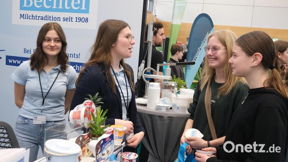 Lena Höcherl (Zweite von links) lässt sich bei der Privatmolkerei Bechtel zur Milchtechnologin ausbilden und gab ihre Erfahrungen an interessierte Schulabgänger weiter. Bild: Hirsch