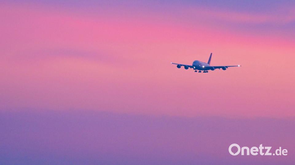 Wegen fehlenden Kabinenpersonals ließ die Lufthansa einen Airbus A380 ohne Passagiere aus Abu Dhabi nach München fliegen. In der Golfregion sitzen Zehntausende Reisende fest. Bild: Malin Wunderlich/dpa