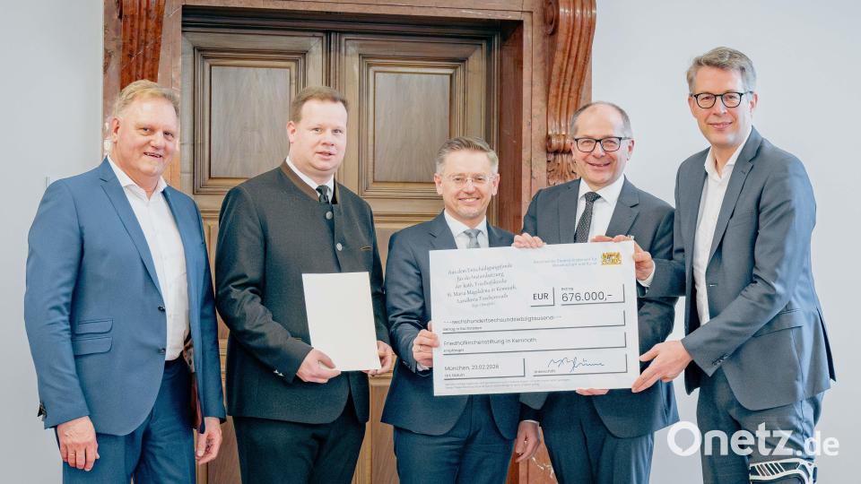 Für die Kirche St. Maria Magdalena in Kemnath gibt es einen Zuschuss. Minister Markus Blume (rechts) übergibt in München einen symbolischen Scheck an Kirchenpfleger Reinhard Herr (von links), Pfarrer Thomas Kraus, MdL Tobias Reiß und Bürgermeister Roman Schäffler. Bild: Axel König/StMWK