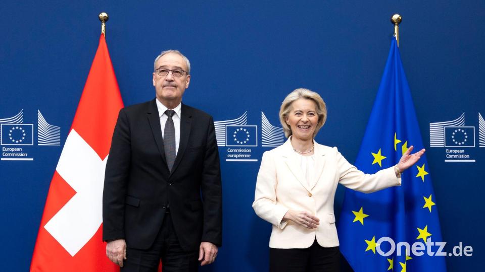 Unterzeichneten die Abkommen in Brüssel: EU-Kommissionspräsidentin Ursula von der Leyen und Guy Parmelin, Bundespräsident der Schweiz. Bild: Peter Klaunzer/KEYSTONE/dpa