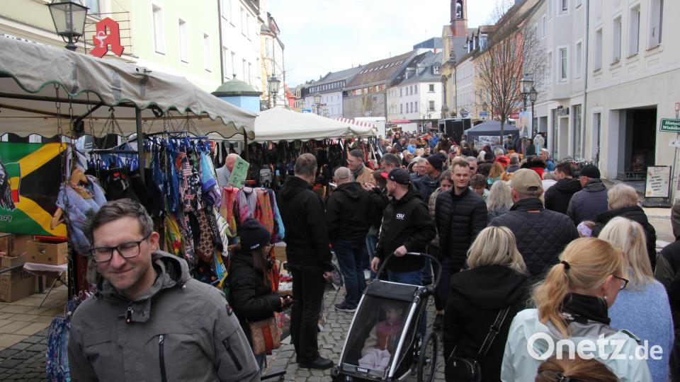 Das frühlingshafte Wetter nutzten Viele, um den Matthias-Markt in Marktredwitz zu besuchen. Bild: Konrad Rosner