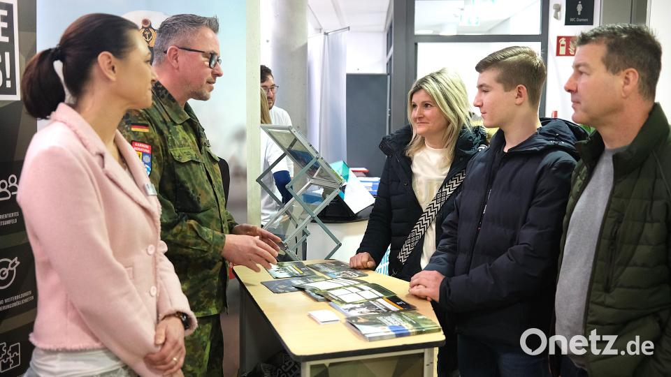 Die Familie Schmid aus Wackersdorf erkundigte sich am Stand der Bundeswehr nach einem Praktikumsplatz für Sohn Bastian. . Bild: Hirsch