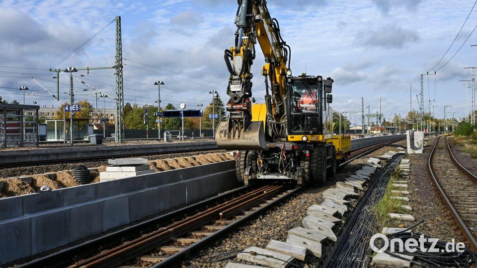 Die Bahn will an Strecken-Sanierungen mit gebündelten Arbeiten festhalten. (Archivbild) Bild: Jens Kalaene/dpa