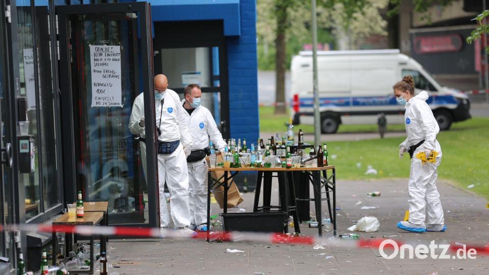Spurensicherung am Tatort vor einer Bar. (Archivbild) Bild: Christian Müller/Christian Müller TV/dpa