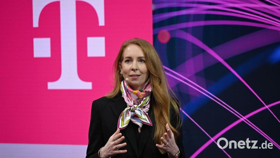 Starlink-Vertriebsmanagerin Stephanie Bednarek auf der Bühne des Telekom-Messestandes beim MWC. Bild: Wolf von Dewitz/dpa