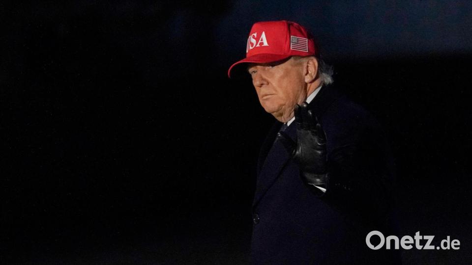 US-Präsident Donald Trump verlässt Marine One nach seiner Ankunft mit der Marine One auf dem Südrasen des Weißen Hauses. Bild: Jose Luis Magana/AP/dpa