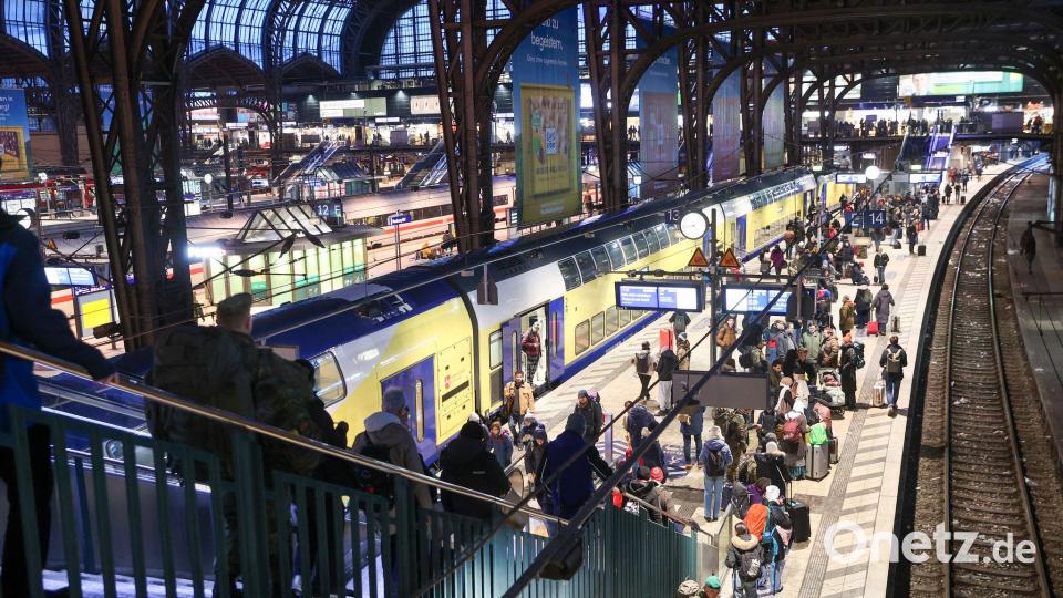 Große Bahnknoten wie Hamburg sind überlastet. (Archivbild) Bild: Bodo Marks/dpa