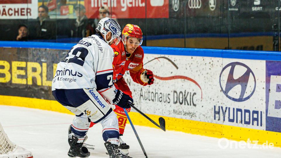 Quirin Glas-Bader (rechts) trägt künftig das Trikot der Blue Devils Weiden. Archivbild: Blue Devils Weiden