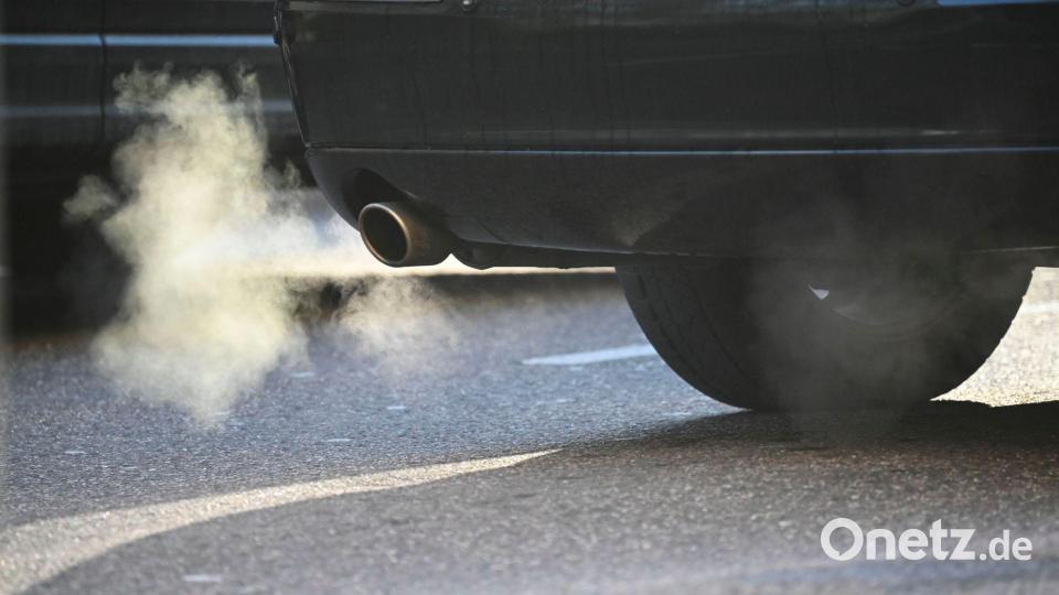 Die Deutsche Umwelthilfe will, dass BMW und Mercedes-Benz untersagt wird, in Zukunft Neuwagen mit klimaschädlichen Verbrennungsmotoren zu verkaufen. (Symbolbild) Bild: Katharina Kausche/dpa