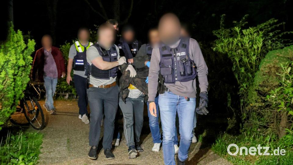 Der Verdächtige unmittelbar nach seiner Festnahme. (Archivbild) Bild: Tim Oelbermann/dpa