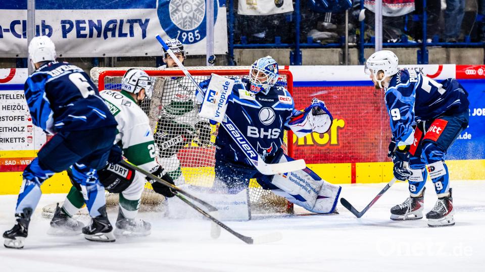 Michael McNiven (Mitte) und die Blue Devils Weiden haben das Heimspiel gegen die Bietigheim Steelers an Sonntagabend mit 2:5 verloren. Bild: Tobias Neubert