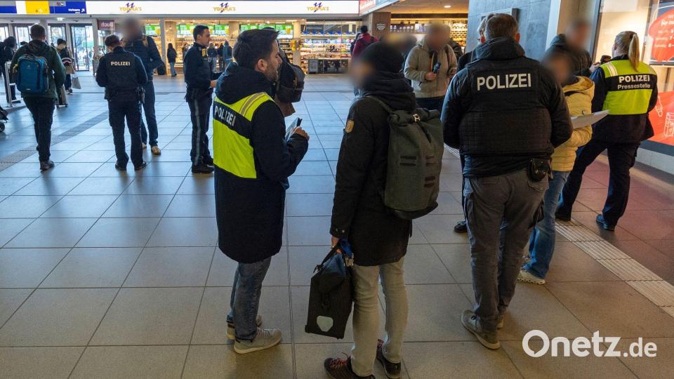Die Polizei sucht noch nach Zeugen der Gewalttat. Bild: Heiko Becker/dpa