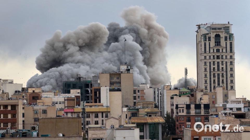 Iran-Krieg - Eine Rauchwolke steigt nach einer Explosion in Teheran auf. Bild: Mohsen Ganji/AP/dpa