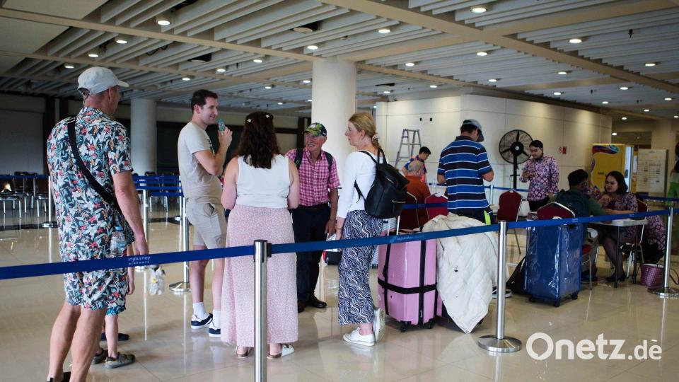 Gestrandet auf Bali: Vielerorts können Menschen nicht weiterreisen, da Flüge in den Nahen Osten gestrichen wurden. Bild: Firdia Lisnawati/AP/dpa