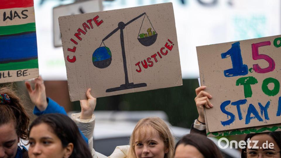 Umweltschützer fordern Klimaziele auch vor Gericht ein. (Symbolbild) Bild: Peter Dejong/AP/dpa