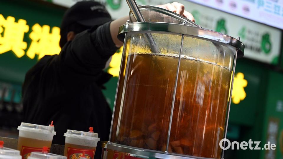 Klassische Getränke aus China liegen in den sozialen Medien gerade im Trend. Bild: Johannes Neudecker/dpa