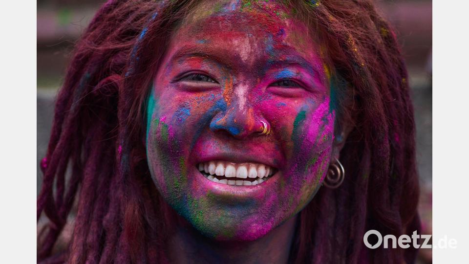 Holi in Kathmandu: Touristin erlebt das Farbenfest auf dem Durbar Square Bild: Niranjan Shrestha/AP/dpa