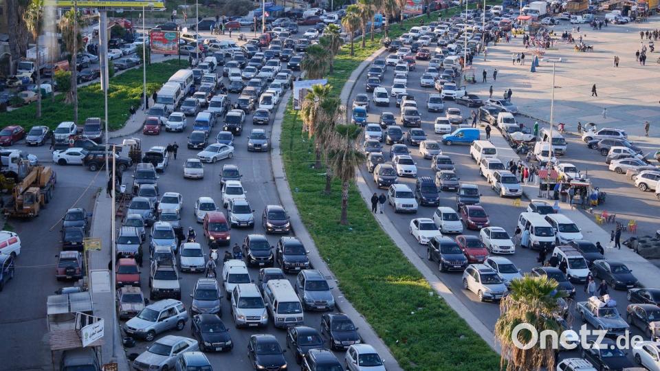 Menschen fliehen aus den Südlibanon Bild: Mohammad Zaatari/AP/dpa