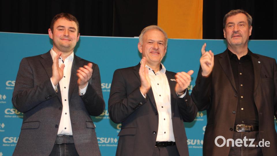 Von links Bürgermeisterkandidat Matthias Fütterer, Landrat Roland Grillmeier und Ministerpräsident Dr. Markus Söder bei der Begrüßung auf der Bühne Bild: Konrad Rosner