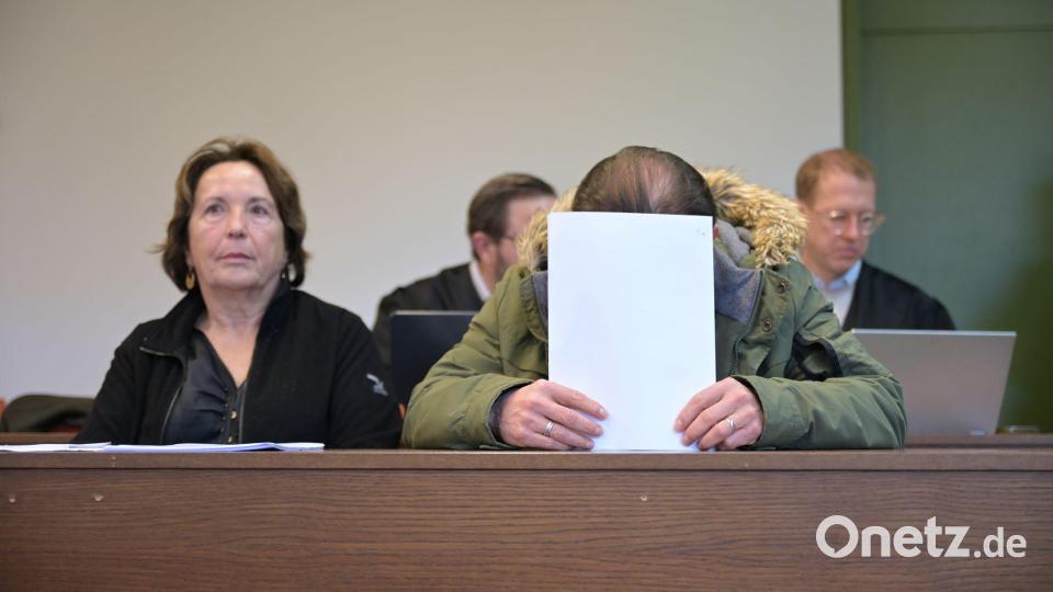 Vor dem Landgericht München ist ein 60-Jähriger (r.) unter anderem wegen schweren Bandendiebstahls von teuren Uhren und Gold angeklagt. Bild: Malin Wunderlich/dpa