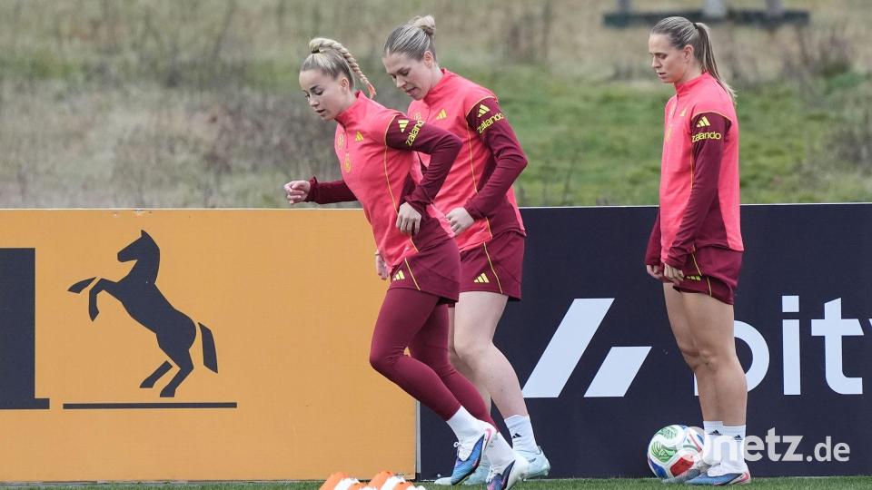 Will als Kapitänin wieder vorangehen: Giulia Gwinn (l.).  Rebecca Knaak ist in Dresden ebenfalls dabei, Klara Bühl (r.) fällt verletzt aus. (Archivbild) Bild: Marc Schüler/dpa