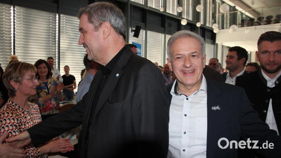 Ministerpräsident Markus Söder musste viele Hände schütteln. Rechts Landrat Roland Grillmeier. Bild: Konrad Rosner