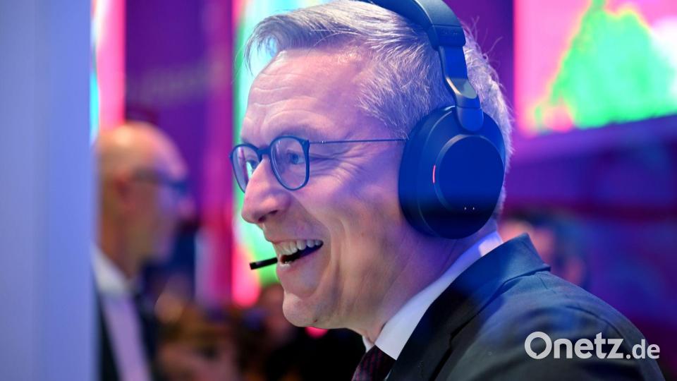 Bundesdigitalminister Karsten Wildberger bei einem Testgespräch, bei dem der KI-Assistent eingebunden war. Im Hintergrund steht Telekom-Chef Tim Höttges. Bild: Wolf von Dewitz/dpa