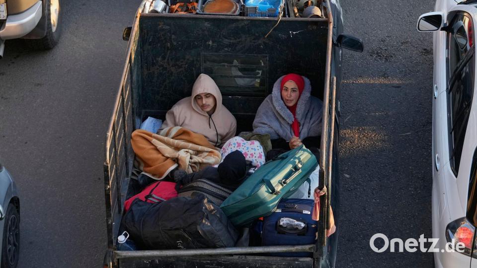 Menschen fliehen aus den Südlibanon Bild: Mohammad Zaatari/AP/dpa