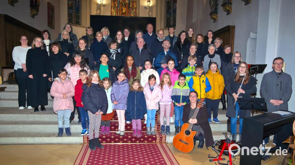 Besonders schön war es, als die beiden Chöre Cantora und Regenbogen gemeinsam den Altarraum betraten, um miteinander zu singen. Bild: Renate Bauer-Zölch