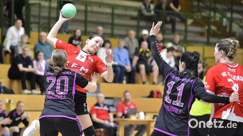 Sophie Last (2.v.l.) vom HC Sulzbach-Rosenberg setzt sich stark gegen ihre Gegenspielerin aus München durch. Bild: Hubert Ziegler