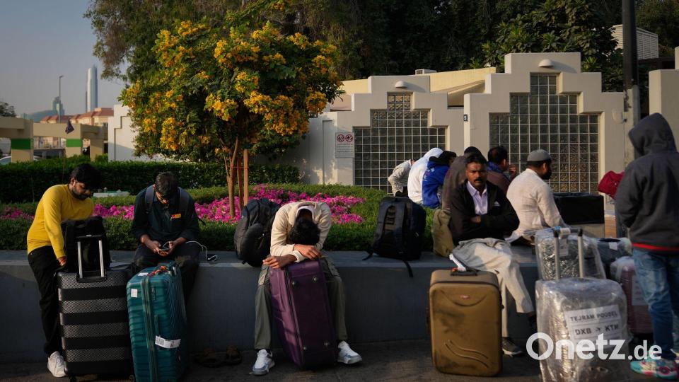 Fluggäste waren in der Golfregion seit Tagen auf die Heimreise. (Archivbild) Bild: Altaf Qadri/AP/dpa