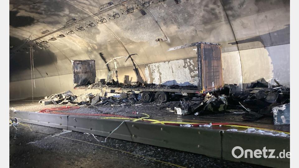 Von dem Anhänger ist nicht viel übriggeblieben. Bild: -/Autobahn GmbH Niederlassung Südwest/dpa