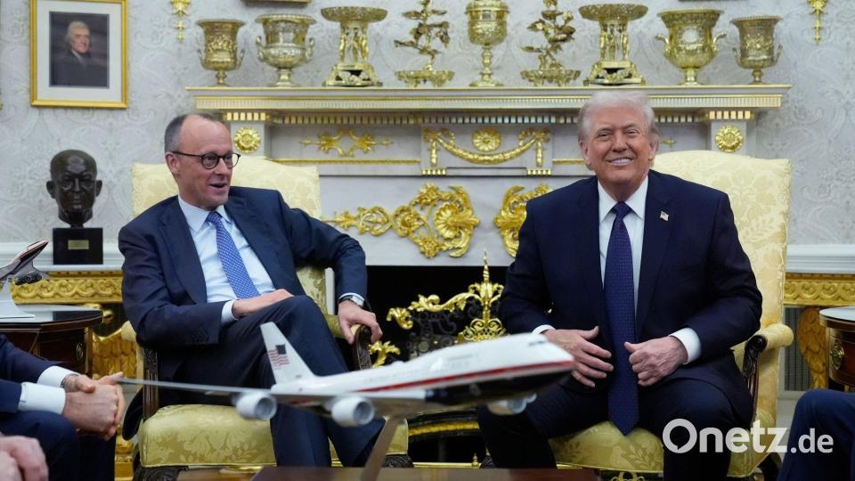 Die Atmosphäre im Oval Office schien gelöst. Bild: Mark Schiefelbein/AP/dpa