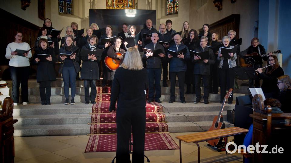 Der Erwachsenenchor Cantora wird von Petra Klebl-Benk geleitet (vorne). Bild: Renate Bauer-Zölch