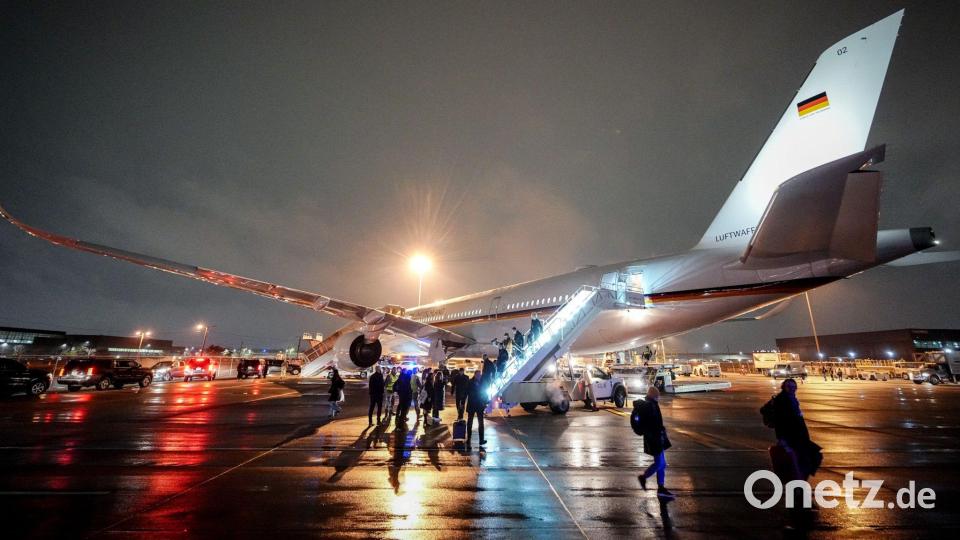 Medienvertreter kommen mit dem Airbus A350 der Luftwaffe auf dem internationalen Flughafen Washington-Dulles an. Der Kanzler trifft sich heute zum zweiten Mal mit dem US-Präsidenten im Weißen Haus. Bild: Kay Nietfeld/dpa