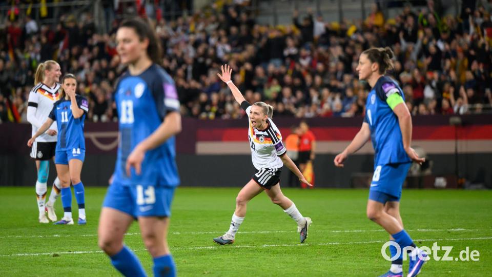 Elisa Senß dreht nach ihrem Tor jubelnd ab. Bild: Robert Michael/dpa