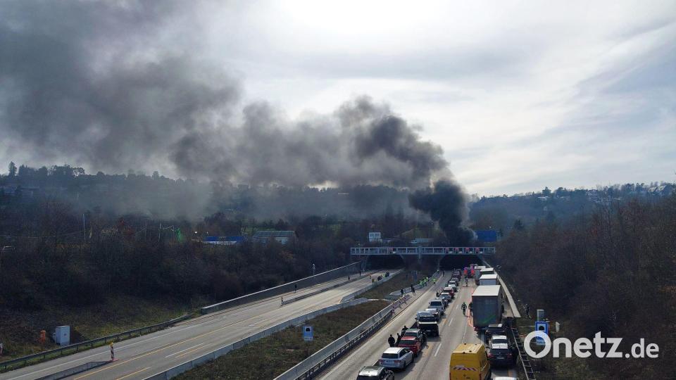 Im Engelbergtunnel entlang der A81 ist ein Brand ausgebrochen - mit weithin sichtbarer Rauchsäule. Bild: Karsten Schmalz/dpa