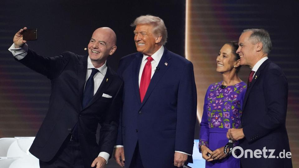 FIFA-Präsident Gianni Infantino (l-r) macht ein Selfie mit US-Präsident Donald Trump, der mexikanischen Präsidentin Claudia Sheinbaum und dem kanadischen Premierminister Mark Carney. (Archivbild) Bild: Evan Vucci/AP/dpa
