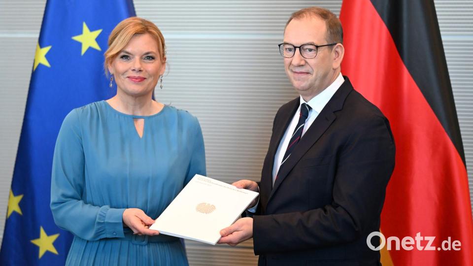 Der Wehrbeauftragte übergibt den Jahresbericht 2025. Bild: Elisa Schu/dpa