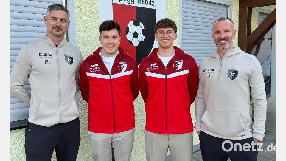 Sportlicher Leiter Andreas Neumüller (links) und Christian Recht (rechts) freuen sich über die Zusage von Timo Bachmeier (Zweiter von links) und Jonas Ertl. Beide wechseln von der SV Grafenwöhr zur SpVgg Trabitz. Bild: Christoph Schedl