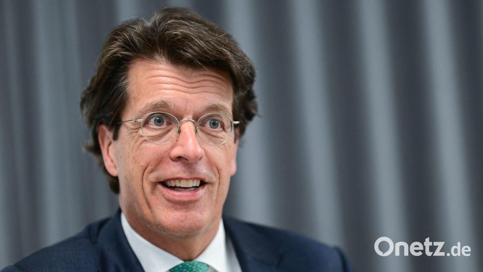 Schaeffler-Vorstandschef Klaus Rosenfeld muss bei der Jahresbilanz seines Unternehmens erneut rote Zahlen verkünden. (Archivbild) Bild: Sebastian Christoph Gollnow/dpa