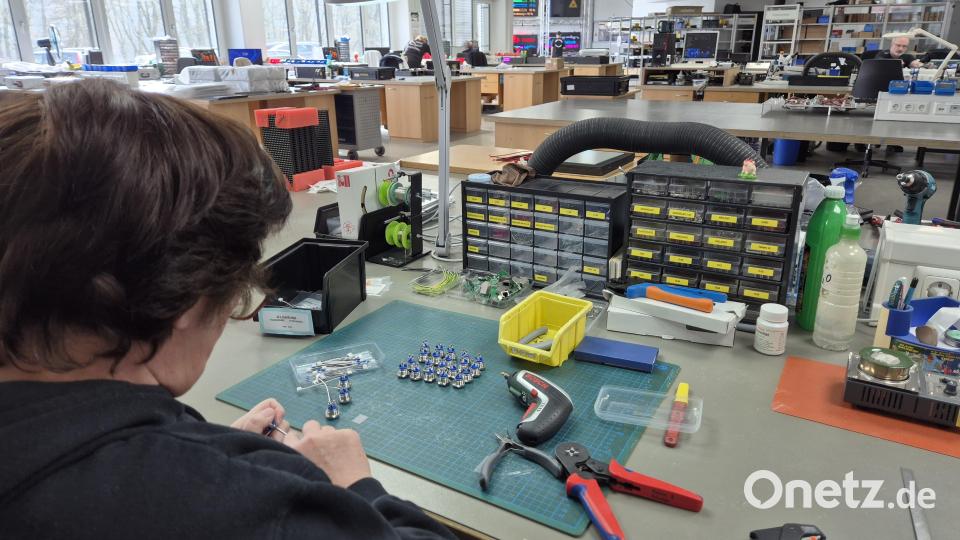 In der Fertigungshalle bei Microsyst: Jeder Handgriff zählt. Oft ist viel Kleinarbeit notwendig. Bild: Lowak
