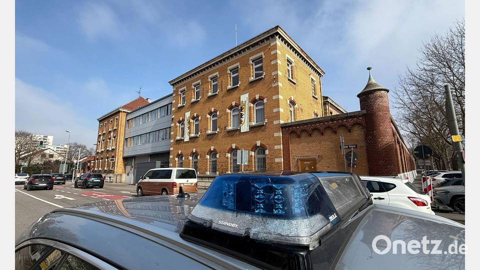 Die Einsatzkräfte waren mit einem Großaufgebot vor Ort. Bild: Nico Pointner/dpa