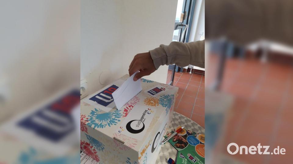 Ein Jugendlicher wirft seinen Stimmzettel in die Wahlurne der U-18-Wahl in Amberg. Bild: Partnerschaft der Demokratie Amberg